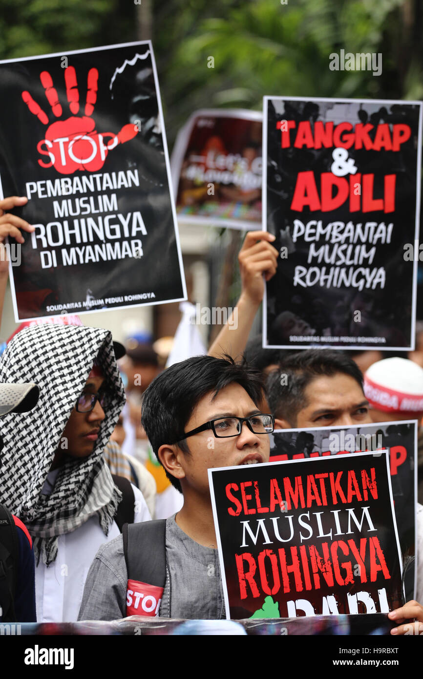 Jakarta, Jakarta, Indonesien. 25. November 2016. befindet sich vor der Myanmar-Botschaft in Jakarta, zusammen mit der Solidarität handeln und Masse Organisationen trat in Solidarität Aktionen Ddan Islam Lmelakukan ihre Besorgnis über die Gräueltaten die Regierung von Myanmar gegen die Rohingya-Minderheit in Myanmar. In ihren Reden geforderten Bpenghetian forderte Gewalt in Myanmar, die indonesische Regierung aktiv in der Entschließung der Regierung Gräueltaten Myanmar. Sie fragten auch die indonesische Regierung diplomatische Beziehungen zu Myanmar zu durchtrennen, wenn sie verpflichtet Gewalt bleiben und Stockfoto