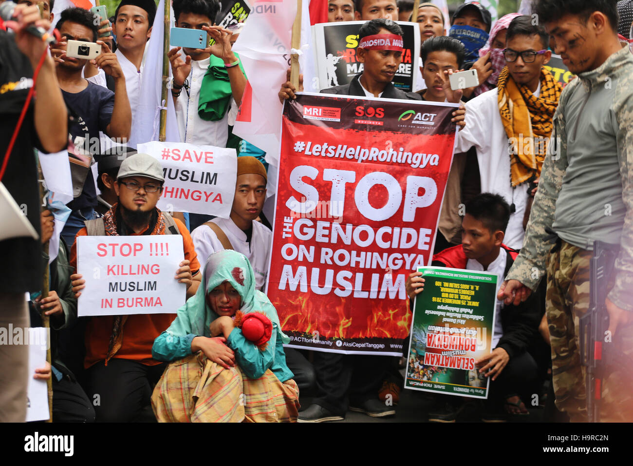 Jakarta, Jakarta, Indonesien. 25. November 2016. befindet sich vor der Myanmar-Botschaft in Jakarta, zusammen mit der Solidarität handeln und Masse Organisationen trat in Solidarität Aktionen Ddan Islam Lmelakukan ihre Besorgnis über die Gräueltaten die Regierung von Myanmar gegen die Rohingya-Minderheit in Myanmar. In ihren Reden geforderten Bpenghetian forderte Gewalt in Myanmar, die indonesische Regierung aktiv in der Entschließung der Regierung Gräueltaten Myanmar. Sie fragten auch die indonesische Regierung diplomatische Beziehungen zu Myanmar zu durchtrennen, wenn sie verpflichtet Gewalt bleiben und Stockfoto