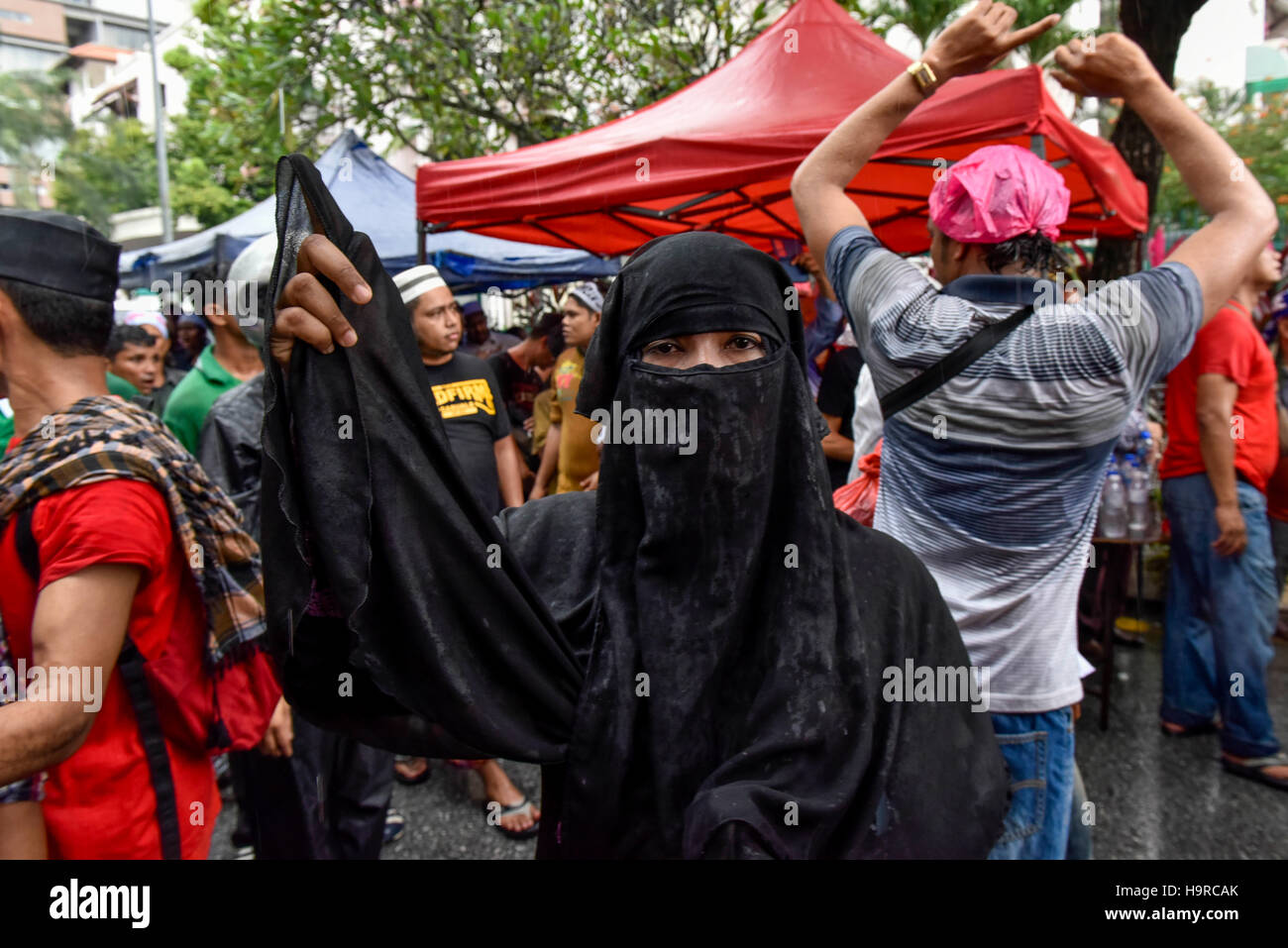 Kuala Lumpur, Malaysia. 25. November 2016. Etwa 500 schreien Hunderte von muslimischen Rohingya-Flüchtlinge Parolen während einer Protestaktion gegen die Verfolgung der Rohingya-Muslime in Myanmar, in der Nähe der Myanmar Botschaft in Kuala Lumpur am 25. November 2016. Bildnachweis: Chris JUNG/Alamy Live-Nachrichten Stockfoto