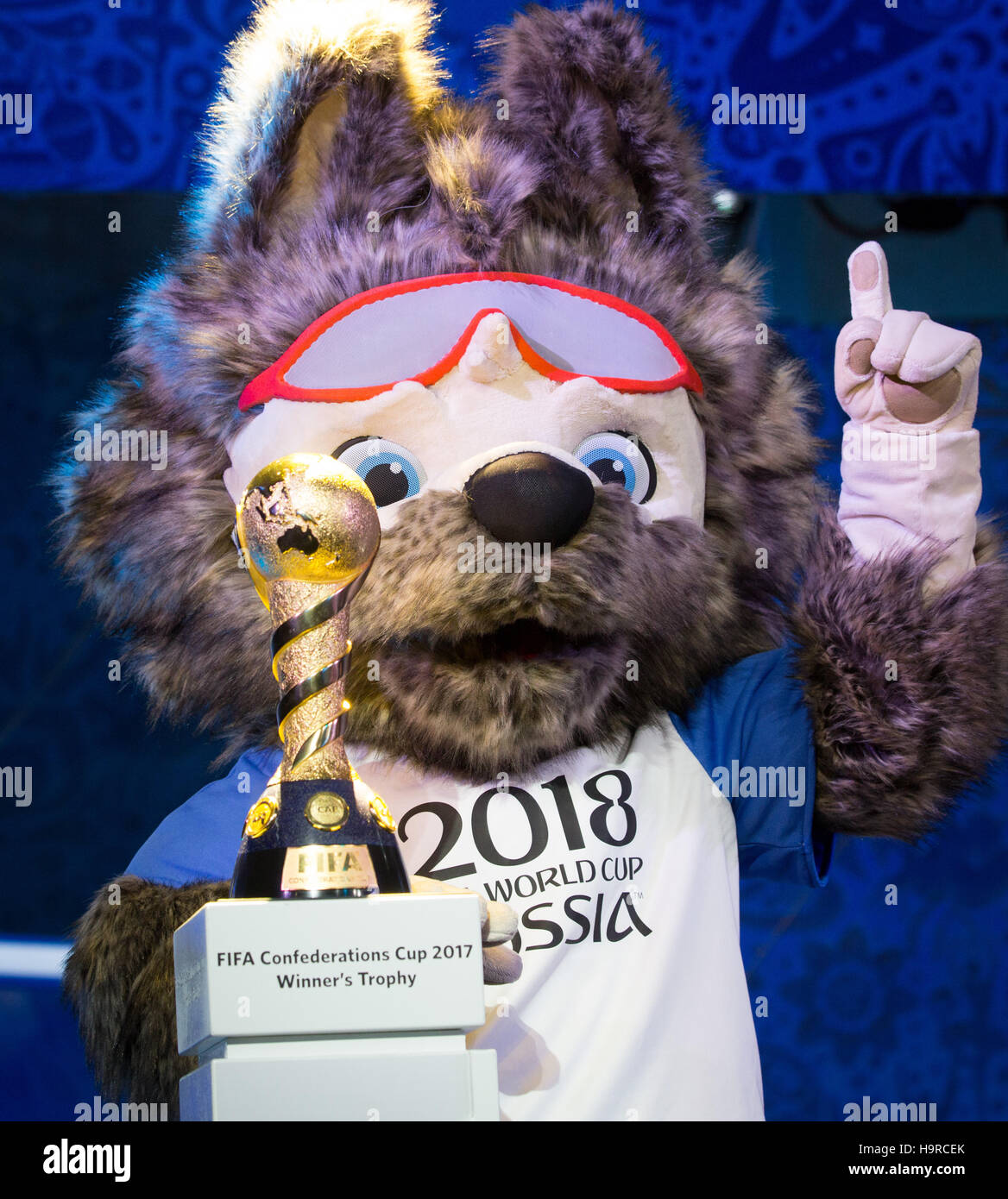 Kazan, Russland. 25. November 2016. Wolf "Sabiwaka", das Maskottchen der FIFA Fußball WM 2018 in Russland, steht neben der Confed Cup 2017 Trophy während einer Probe für die Zeichnung der Gruppen für den Confederations Cup 2017 an die Tennis-Akademie in Kasan, 25. November 2016. Die Gruppengegner für das acht-Nation-Turnier zwischen 17. Juni und 2. Juli 2017 in Russland werden am 26. November 2016 ausgelost. Foto: Christian Charisius/Dpa/Alamy Live News Stockfoto