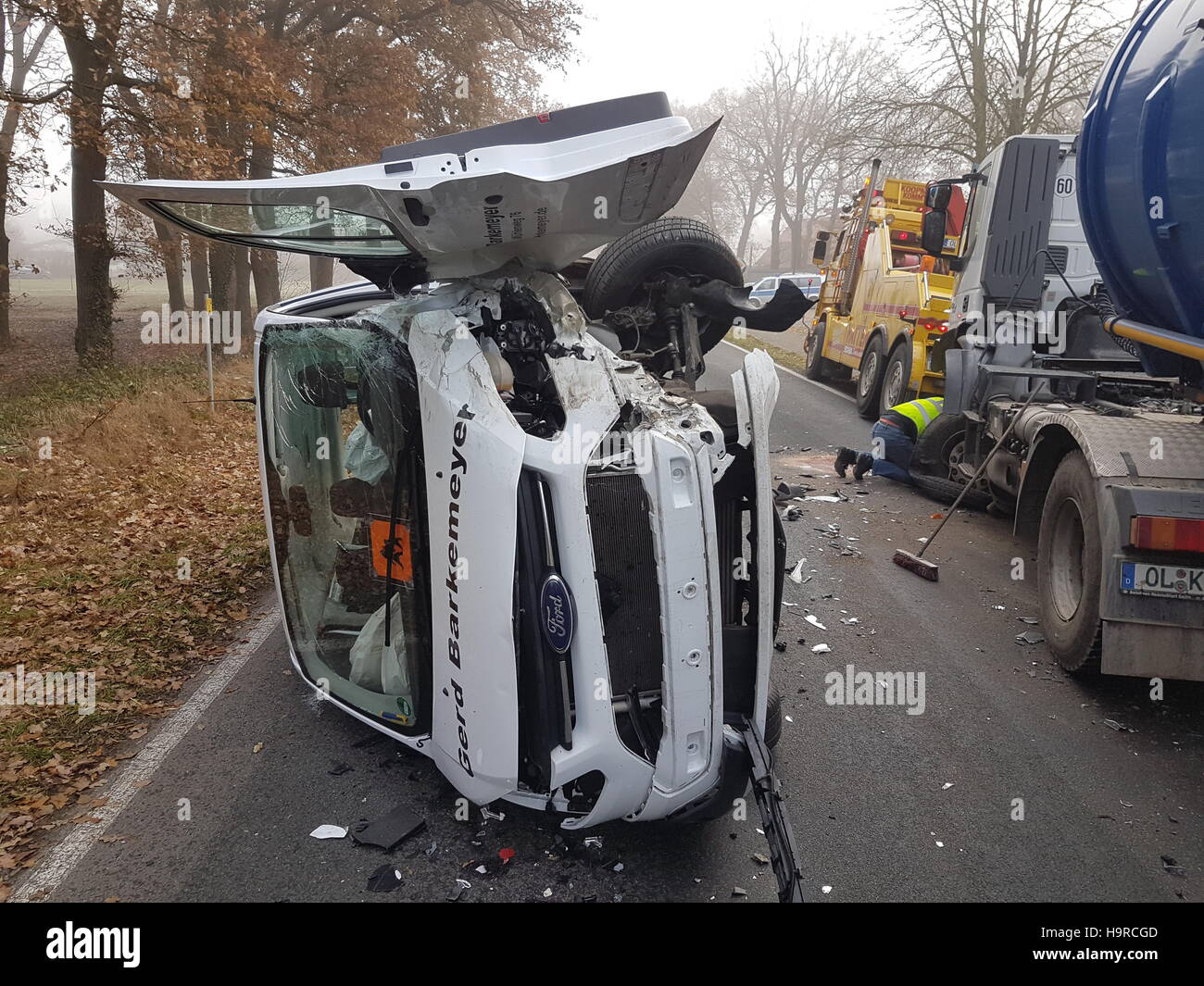 Doetlingen, Deutschland. 25. November 2016. Ein Schulbus liegt auf der Seite nach einem Unfall auf der Autobahn in der Nähe von Doetlingen, Deutschland, 25. November 2016. Sechs Studenten und der Fahrer wurden bei dem Unfall verletzt. Foto: Andre van Elten/Dpa/Alamy Live News Stockfoto