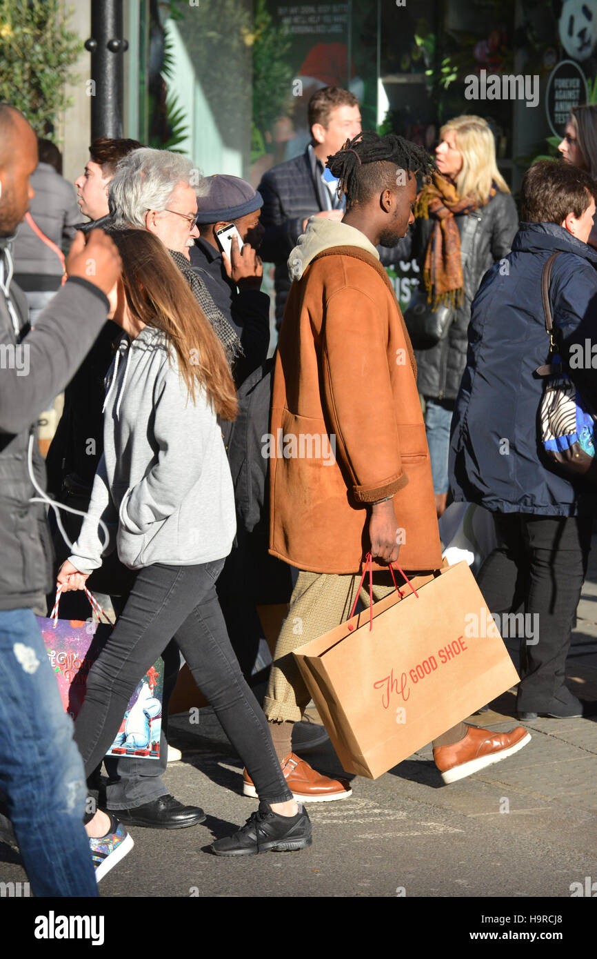 Oxford Street, London, UK. 25. November 2016. Black Friday Umsatz in der Londoner Oxford Street, viele Läden öffnen um 08:00 Stockfoto