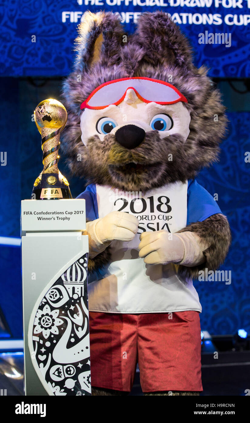 Kazan, Russland. 25. November 2016. Wolf "Sabiwaka", das Maskottchen der FIFA Fußball WM 2018 in Russland, steht neben der Confed Cup 2017 Trophy während einer Probe für die Zeichnung der Gruppen für den Confederations Cup 2017 an die Tennis-Akademie in Kasan, 25. November 2016. Die Gruppengegner für das acht-Nation-Turnier zwischen 17. Juni und 2. Juli 2017 in Russland werden am 26. November 2016 ausgelost. Foto: Christian Charisius/Dpa/Alamy Live News Stockfoto