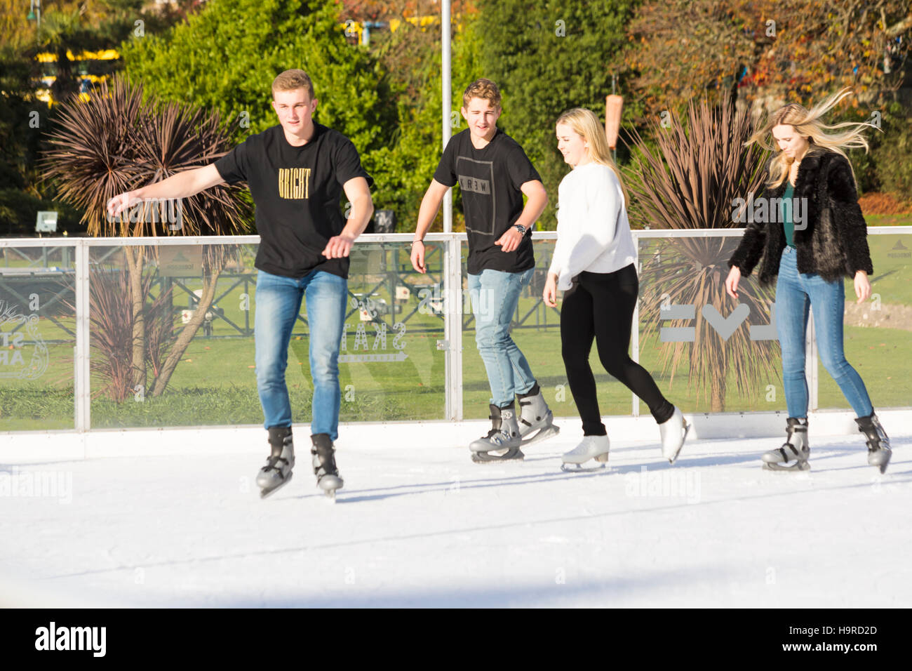 Bournemouth, Dorset, Großbritannien, 25. November 2016. Besucher genießen Schlittschuhlaufen auf der Outdoor eislaufen Eisbahn in Bournemouth untere Gärten im November. im freien Eislaufbahn. Gruppe von Freunden skaten. Credit: Carolyn Jenkins/Alamy leben Nachrichten Stockfoto