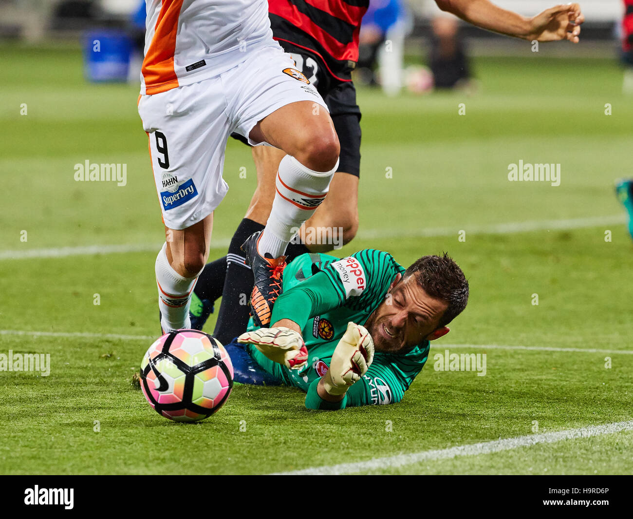 Torwart Jerrad Tyson von der Western Sydney Wanderers Longe sammelt Jamie Maclaren über den Brisbane Roar führte mit der Stürmer seine eigene Strafe umwandeln.  Runde 8: A-League-Spiel zwischen Western Sydney Wanderers FC und Brisbane Roar FC makellos Stadium am 25. November 2016 Sydney, Australien. (Foto: Andrew Smith/Vereinigtes Bilder) Stockfoto