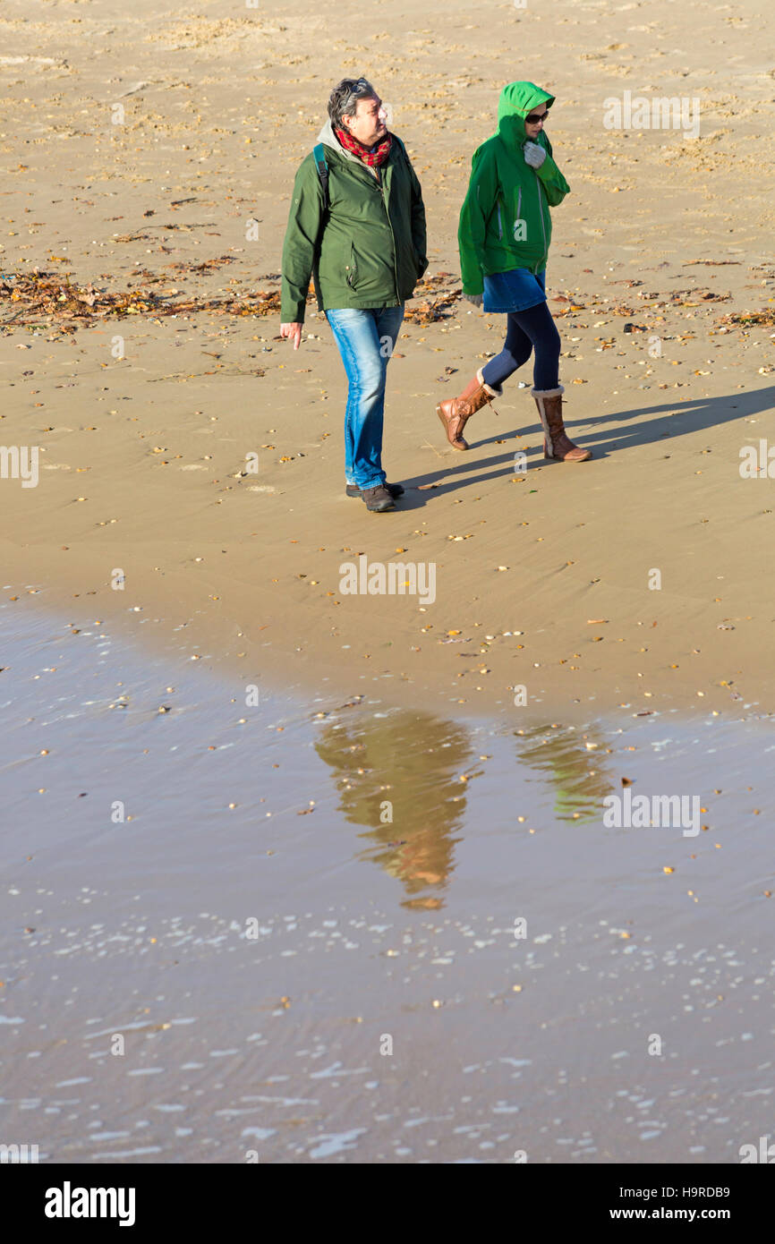 Bournemouth, Dorset, UK 25. November 2016. UK-Wetter: kalt sonnigen Tag am Strand von Bournemouth. Paar zu Fuß entlang der Küste eingepackt gut warm Kredit zu halten: Carolyn Jenkins/Alamy Live News Stockfoto
