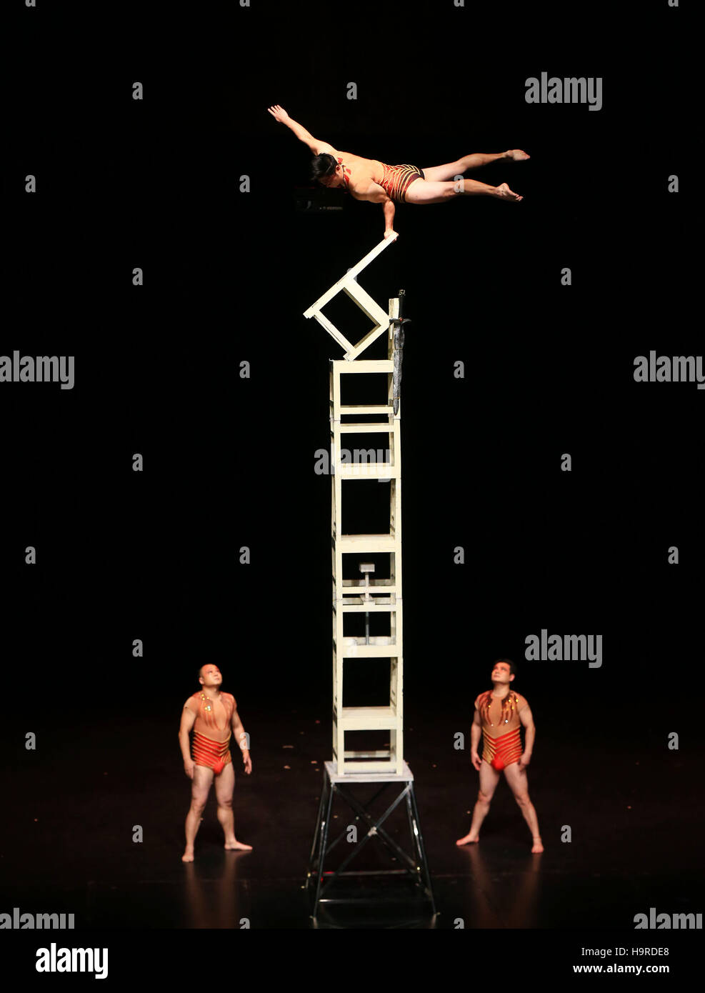 Toronto, Kanada. 24. November 2016. Akrobaten aus chinesischen Hunan Acrobatic Art Theatre führen während der Show "Reise der Träume" im Flato Markham Theatre in Toronto, Kanada, 24. November 2016. Bildnachweis: Zou Zheng/Xinhua/Alamy Live-Nachrichten Stockfoto