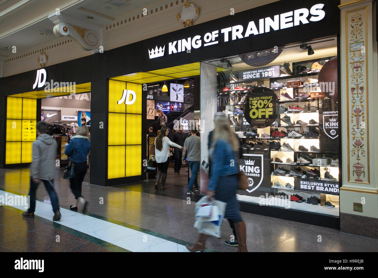 JD Sports King of Trainer im INTU Trafford Centre. Manchester. GroBbritannien November 2016. Personen die den Black Friday bestehen 30 Angebote fur Wochenendangebote. Weihnachtseinkaufssaison im Stad...