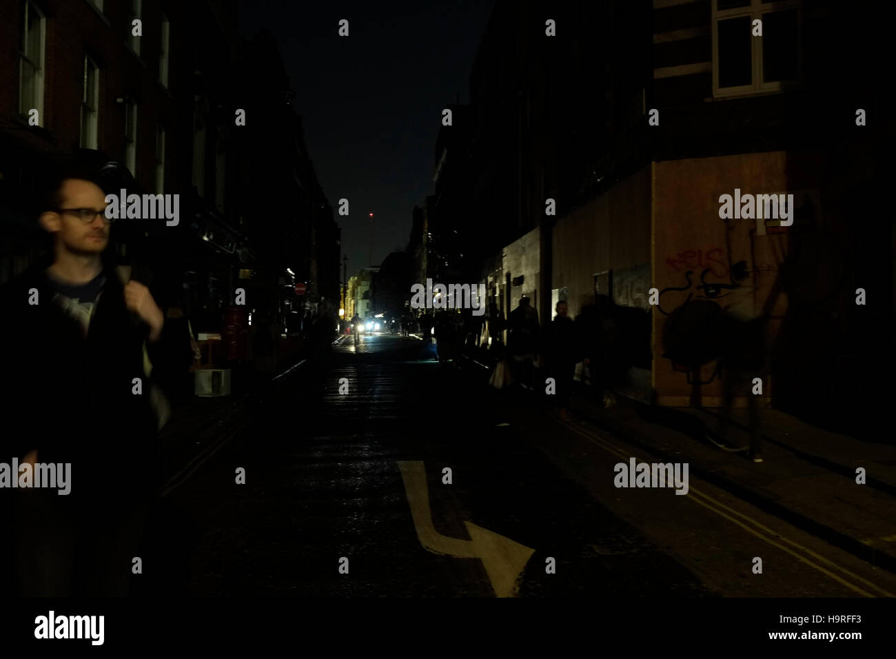 London, UK. 25. November 2016. Stromausfall in der Brewer Street, Soho. Geschäfte, Straßenlaternen, Cafés, Bars und Restaurants ohne power-Credit: Claire Doherty/Alamy Live News Stockfoto