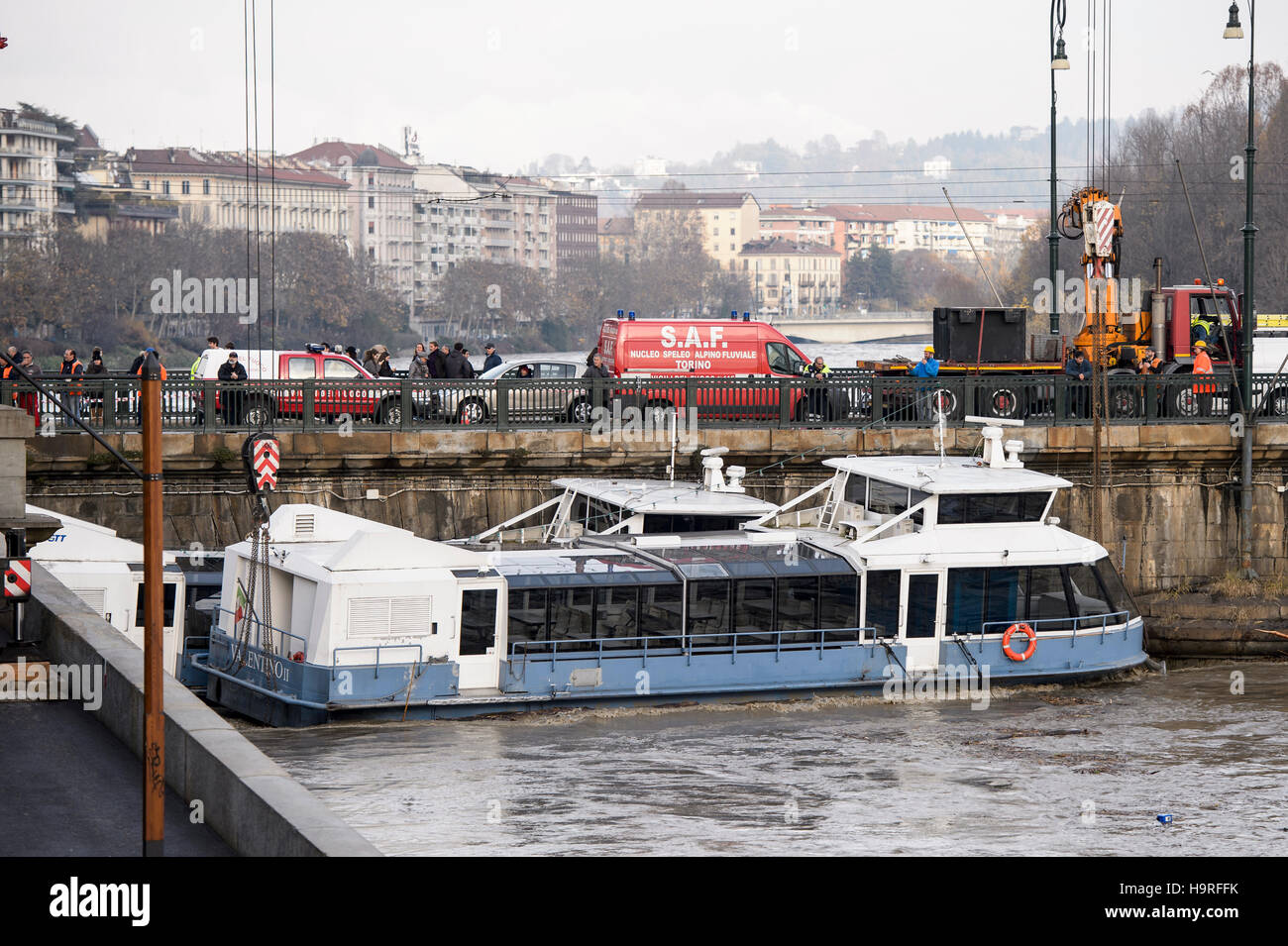 Turin, Italien. 25. November 2016: zwei Turistic Fähren nach Hochwasser des Po Flusses wegen schlechten Wetters in Turin beschädigt sind. Bildnachweis: Nicolò Campo/Alamy Live-Nachrichten Stockfoto