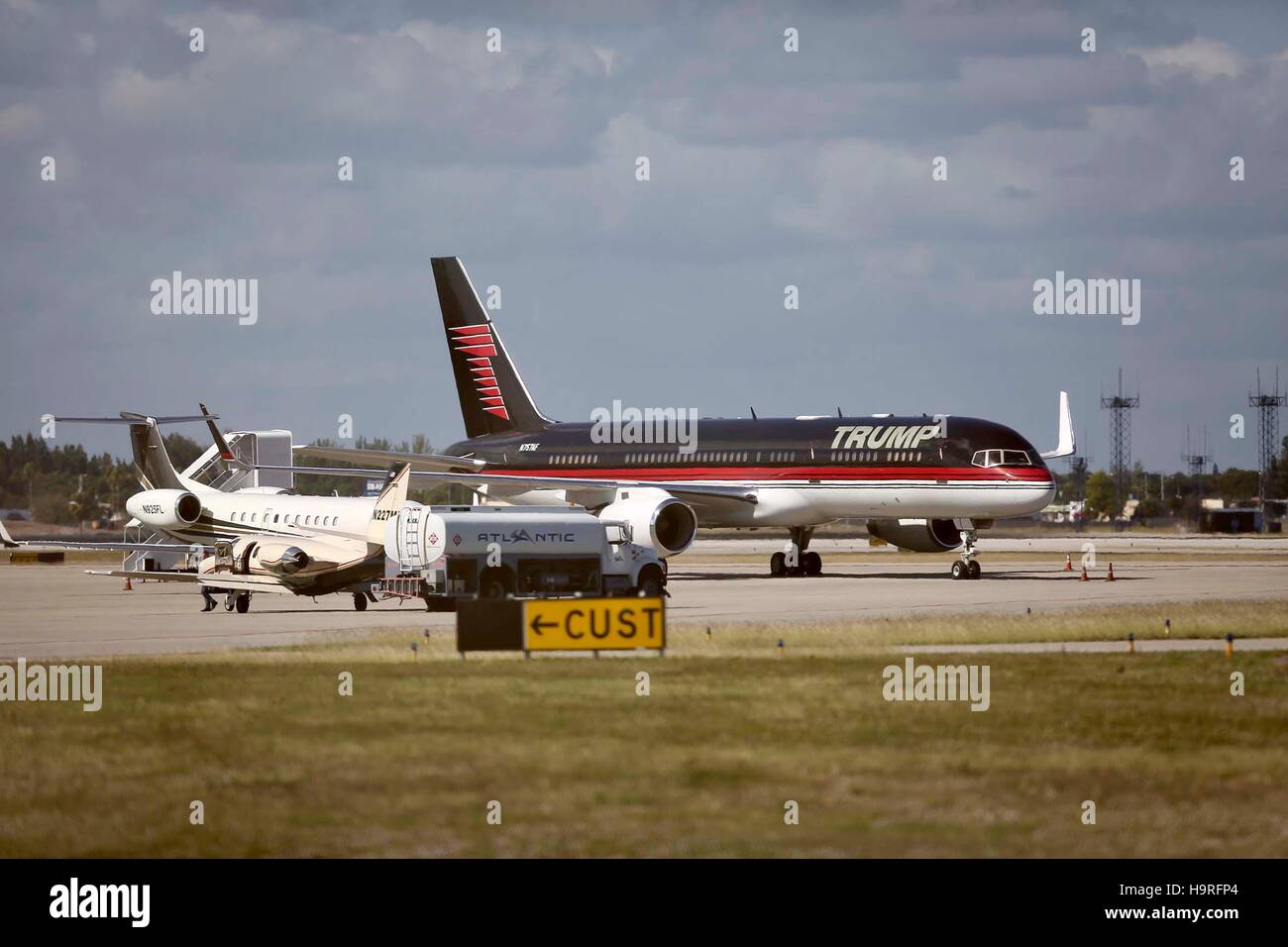 Florida, USA. 25. November 2016. Ein Jet mit dem Trump-Logo befindet sich auf dem Asphalt Freitag, 25. November 2016. © Bruce R. Bennett/der Palm Beach Post/ZUMA Draht/Alamy Live-Nachrichten Stockfoto