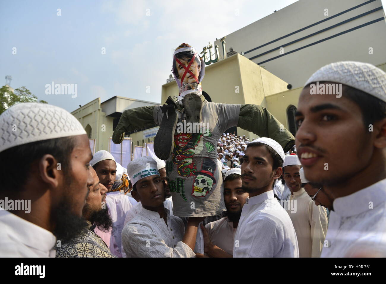 Dhaka, Bangladesch. 25. November 2016. Bangladesch-Aktivisten von mehreren islamischen Gruppen rufen Parolen während einer Protestkundgebung gegen die Verfolgung der Rohingya-Muslime in Myanmar nach dem Freitagsgebet in Dhaka, Bangladesch, am 25. November 2016. Singen "Stop killing Rohingya-Muslime", marschierten sie in Dhaka unter strengen Sicherheitsvorkehrungen Freitag, als die Gewalt im Rakhine-Staat von Myanmar eskalierte, Tausende zum Verlassen ihrer Heimat gezwungen. Bildnachweis: Mamunur Rashid/Alamy Live-Nachrichten Stockfoto