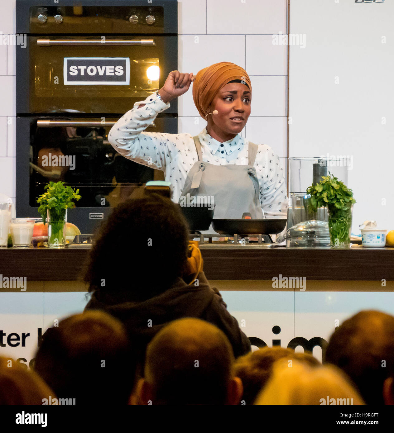 Birmingham, Vereinigtes Königreich. 25. November 2016. Nadiya Hussain, Gewinner des großen britischen Bake Off 2015 und Autor mehrerer Kochbücher unterhält die Massen an der BBC Good Food Show. Foto Bailey-Cooper Fotografie/Alamy Live-Nachrichten Stockfoto