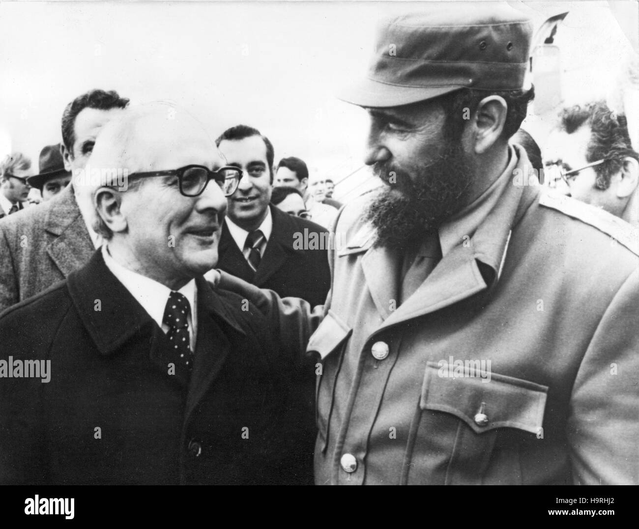 Der Kubanische Ministerpräsident Fidel Castro am 02.04.1977 Bei Seiner Ankunft in Ost-Berlin. Links Erich Honecker. | Verwendung Weltweit/Picture alliance Stockfoto