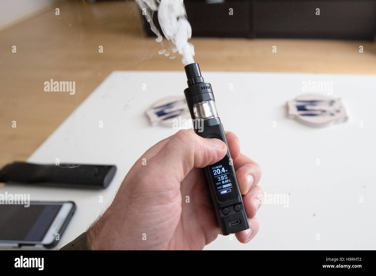 elfbar elfa master akku PRODUKTION - 07. Februar 2022, Baden-Württemberg, Bösingen: Eine junge Frau  raucht mit einer E-Shisha in ihrer Wohnung. Foto: Silas Stein/dpa  Stockfotografie main image 1
