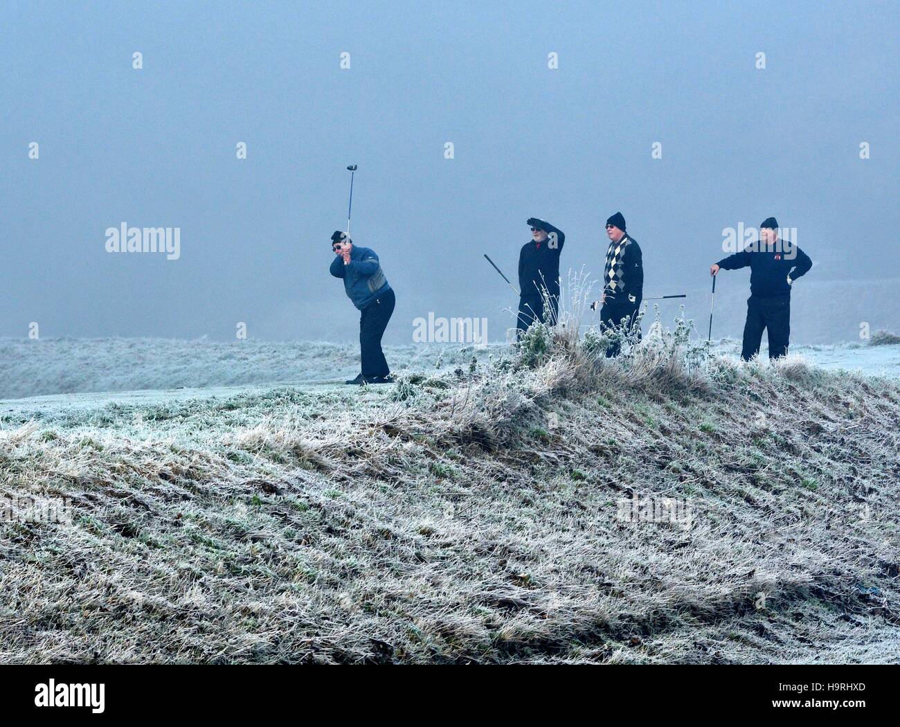 Manchester UK 16. November 2016 Golfer im Didsbury Golf Club an einem kalten, eisigen und nebligen Morgen abschlägt. Bildnachweis: John Fryer/Alamy Live-Nachrichten Stockfoto