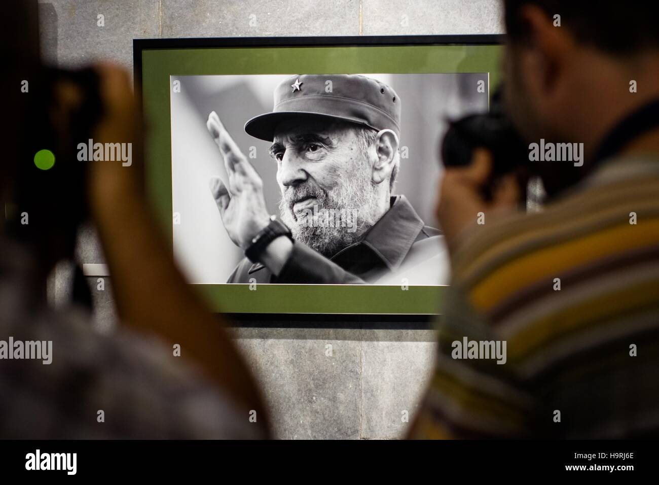 Peking, China. 25. November 2016. Foto aufgenommen am 12. August 2014 zeigt Menschen Fotografieren eines Bildes von Fidel Castro vor seinem 88. Geburtstag in Havanna, Kuba. Kubanische Revolutionsführer Fidel Castro am 25. November 2016 im Alter von 90, starb, sagte sein Bruder Raul, der derzeitige Leiter des Kuba. © Liu Bin/Xinhua/Alamy Live-Nachrichten Stockfoto