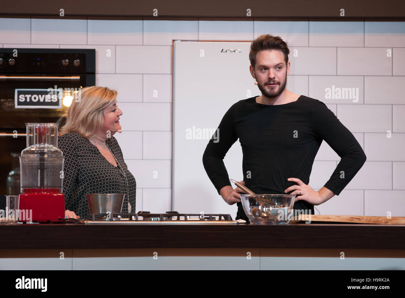 John Whaite von ITV Lothringen tun eine kochende Demo auf der Winter-Küche stehen Stockfoto