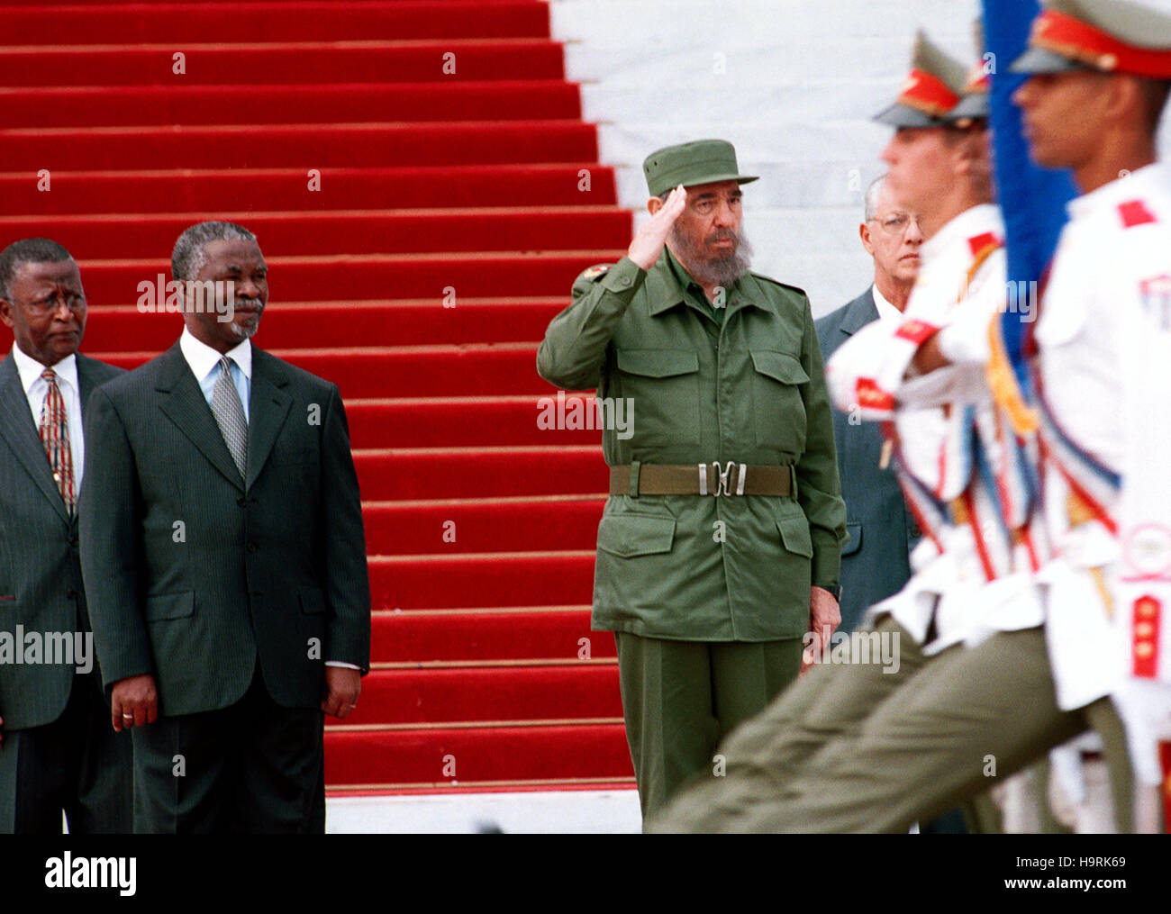 Südafrikanischen Präsidenten Thabo Mbeki und seine kubanischen Countepart Fidel Castro überprüfen der Präsidentengarde in Havanna 27. März 2001 im Palazzo Revolution. Dies ist der zweite Tag aus einem viertägigen Besuch vom südafrikanischen Führer der kommunistisch regierten Karibikinsel, die ein prominenter Unterstützer des bewaffneten Kampfes gegen die Apartheid war. Schild "Staatsrat". Bildnachweis: Jorge Rey/MediaPunch Stockfoto