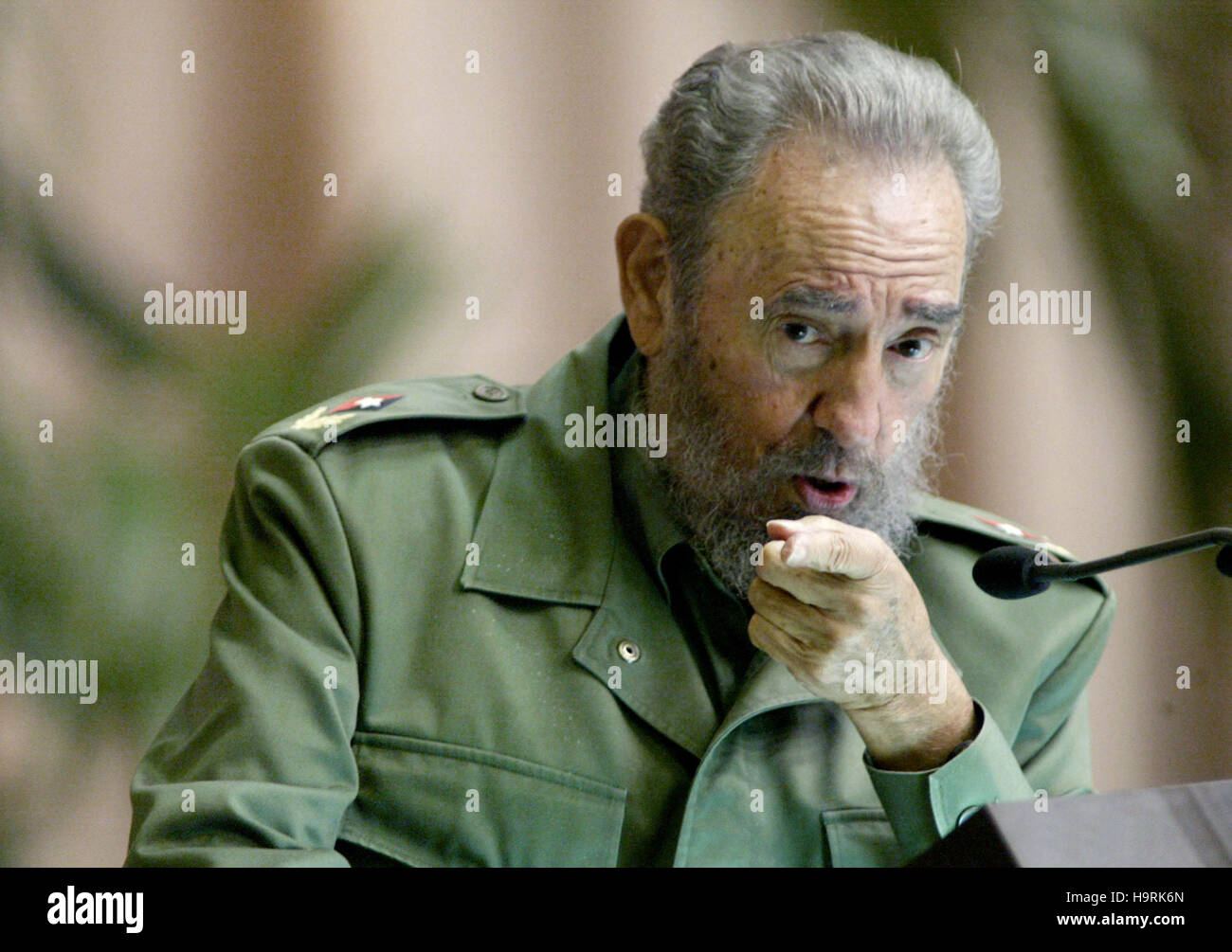Kubanische Präsident Fidel Castro, Gestik beim sprechen in der Tat der "Jubiläum 30 der kubanischen bewaffneten Intervention in Angola", Freitag, 2. Dezember 2005 in Havanna, Kuba zwischen 1975 und 1988, ca. 350.000 Kubaner nahmen an den Krieg von Angola, am 22. Dezember 1988 unterzeichnete Friedensabkommen zwischen Angola, Kuba und Südafrika, mit der Vermittlung der Vereinigten Staaten. Bildnachweis: Jorge Rey/MediaPunch Stockfoto