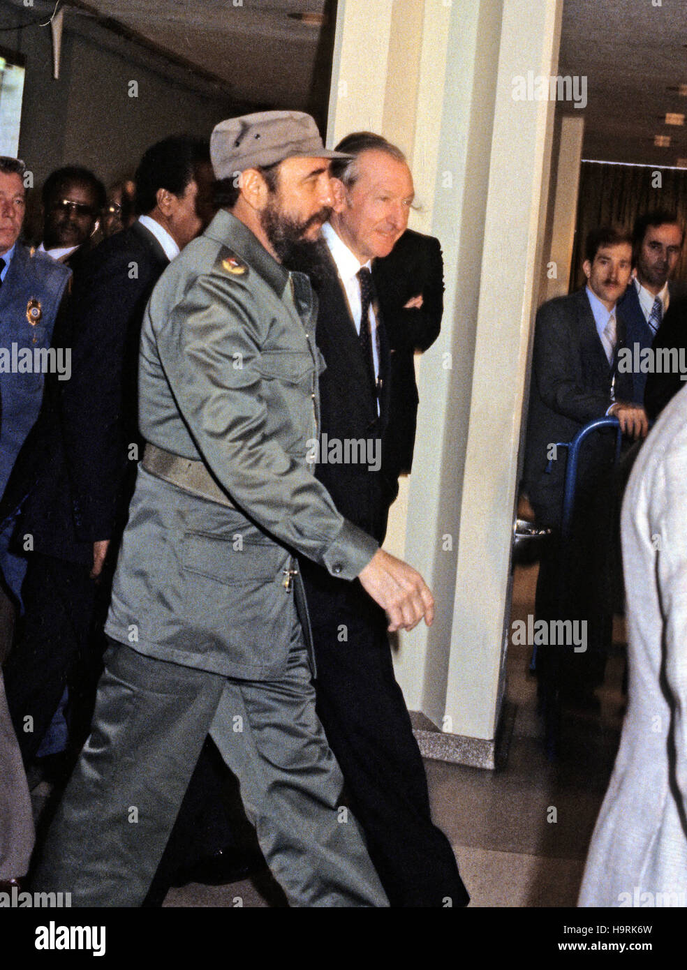Präsident Fidel Castro in Kuba, links, ist begleitet von Vereinten Nationen Generalsekretär Kurt Waldheim, Recht, während seines Besuchs in der UN-Generalversammlung in New York City am 15. Oktober 1979 befassen.  Castros Rede diskutiert die Diskrepanz zwischen der Welt reichen und die Armen der Welt. Bildnachweis: Arnie Sachs / CNP /MediaPunch Stockfoto