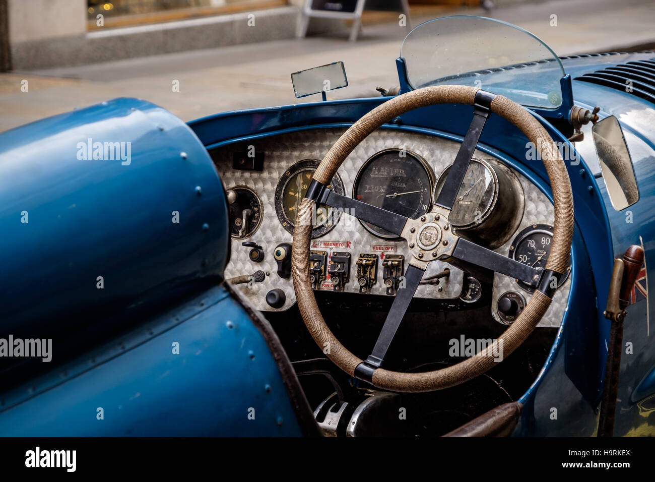 London, UK. 24. November 2016. Ein Nachbau des 1927 Bluebird von Sir Malcolm Campbell verwendet, um den Geschwindigkeitsrekord auf 4. Februar 1927 festgelegt. Bildnachweis: Martin Griffett/Alamy Live-Nachrichten Stockfoto