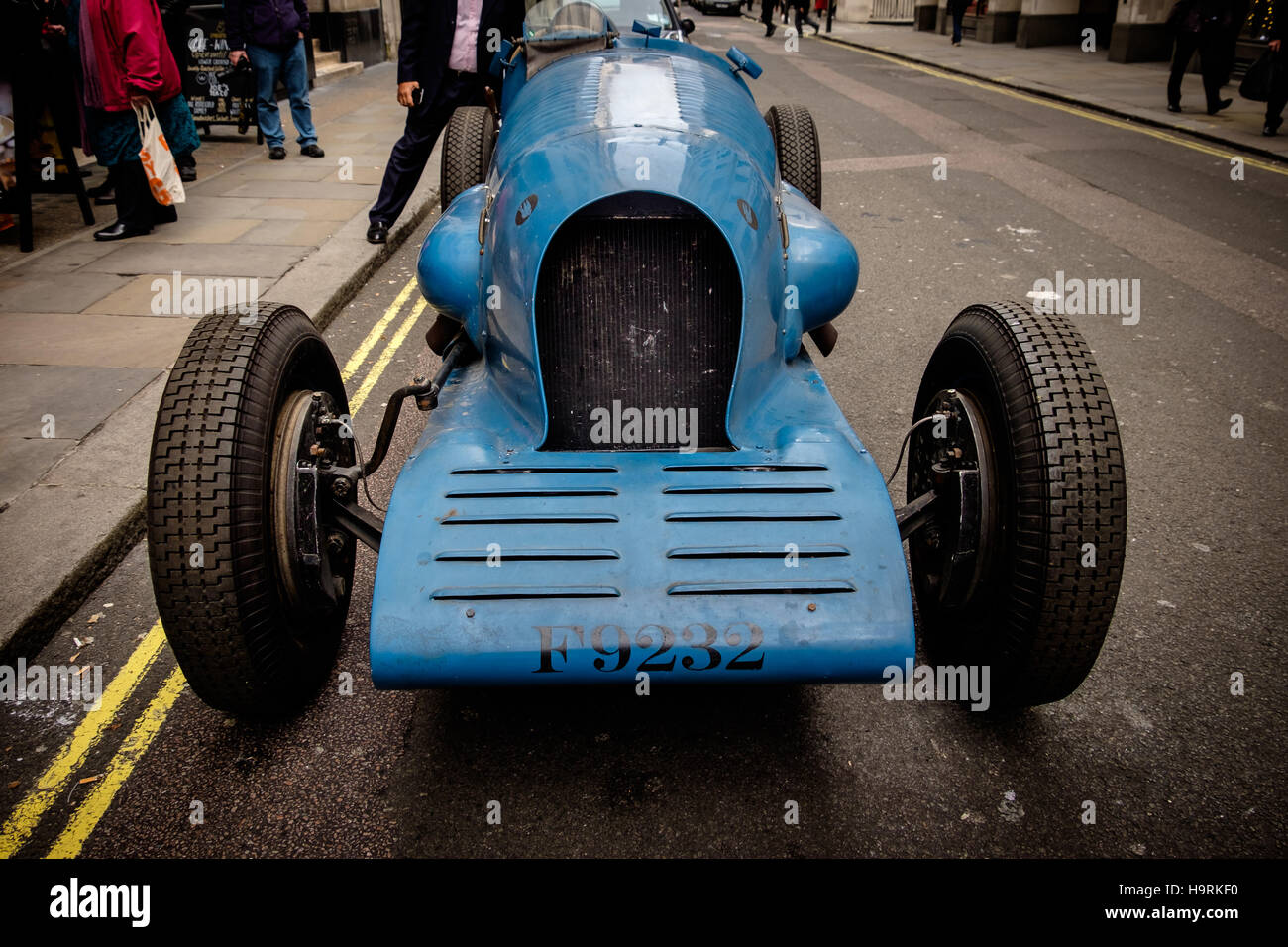 London, UK. 24. November 2016. Ein Nachbau des 1927 Bluebird von Sir Malcolm Campbell verwendet, um den Geschwindigkeitsrekord auf 4. Februar 1927 festgelegt. Bildnachweis: Martin Griffett/Alamy Live-Nachrichten Stockfoto