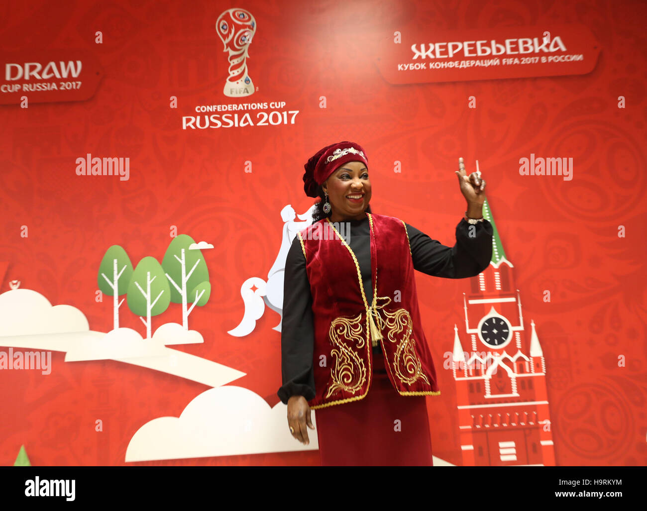 Kazan, Russland. 26. November 2016. FIFA-Generalsekretär, Fatma Samoura, kommt für die Gruppenauslosung der Confederations Cup 2017 an der Tennis Academy in Kazan, Russland, 26. November 2016. Das 8-Nationen-Turnier wird in Russland vom 17. Juni - 2. Juli 2017 stattfinden. Foto: Christian Charisius/Dpa/Alamy Live News Stockfoto