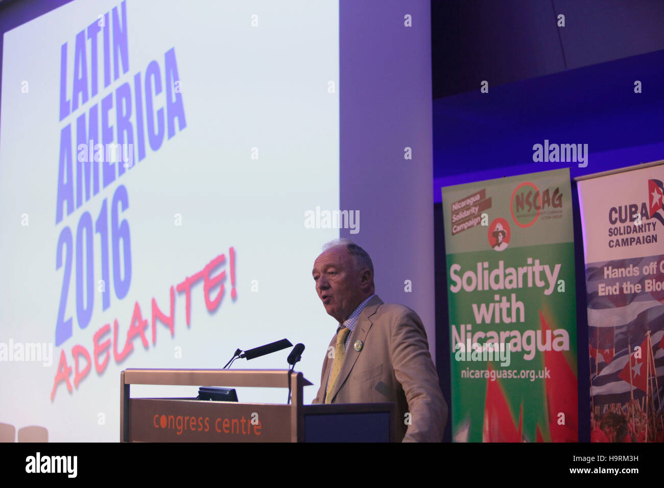 London UK 26. November 2016 Ken Livingstone, Bernard Reagan Sekretär Kuba Solidarität, Roberto Calzadilla bolivianischen Botschafter nach Großbritannien und Christine Blower General Secretary NUT Listening, Rocio Maneiro venezolanischen Botschafter nach Großbritannien an die Delegierten der Lateinamerika Adelante 2016. @Paul Quezada-Neiman/Alamy Live-Nachrichten. Stockfoto