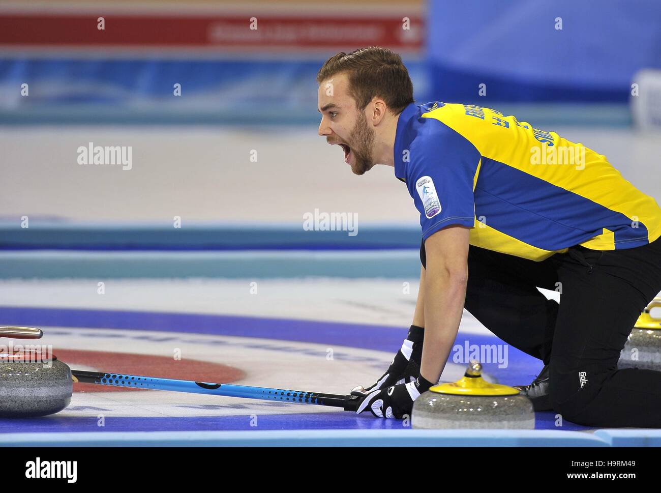 Glasgow, Schottland. 26. November 2016. Oskar Erikkson (Schweden, Vize-überspringen). Herren Finale. Le Gruyère AOP europäischen Curling Championships 2016. Intu Braehead Arena. Glasgow. Renfrewshire. Schottland. VEREINIGTES KÖNIGREICH. 26.11.2016. Bildnachweis: Sport In Bilder/Alamy Live-Nachrichten Stockfoto