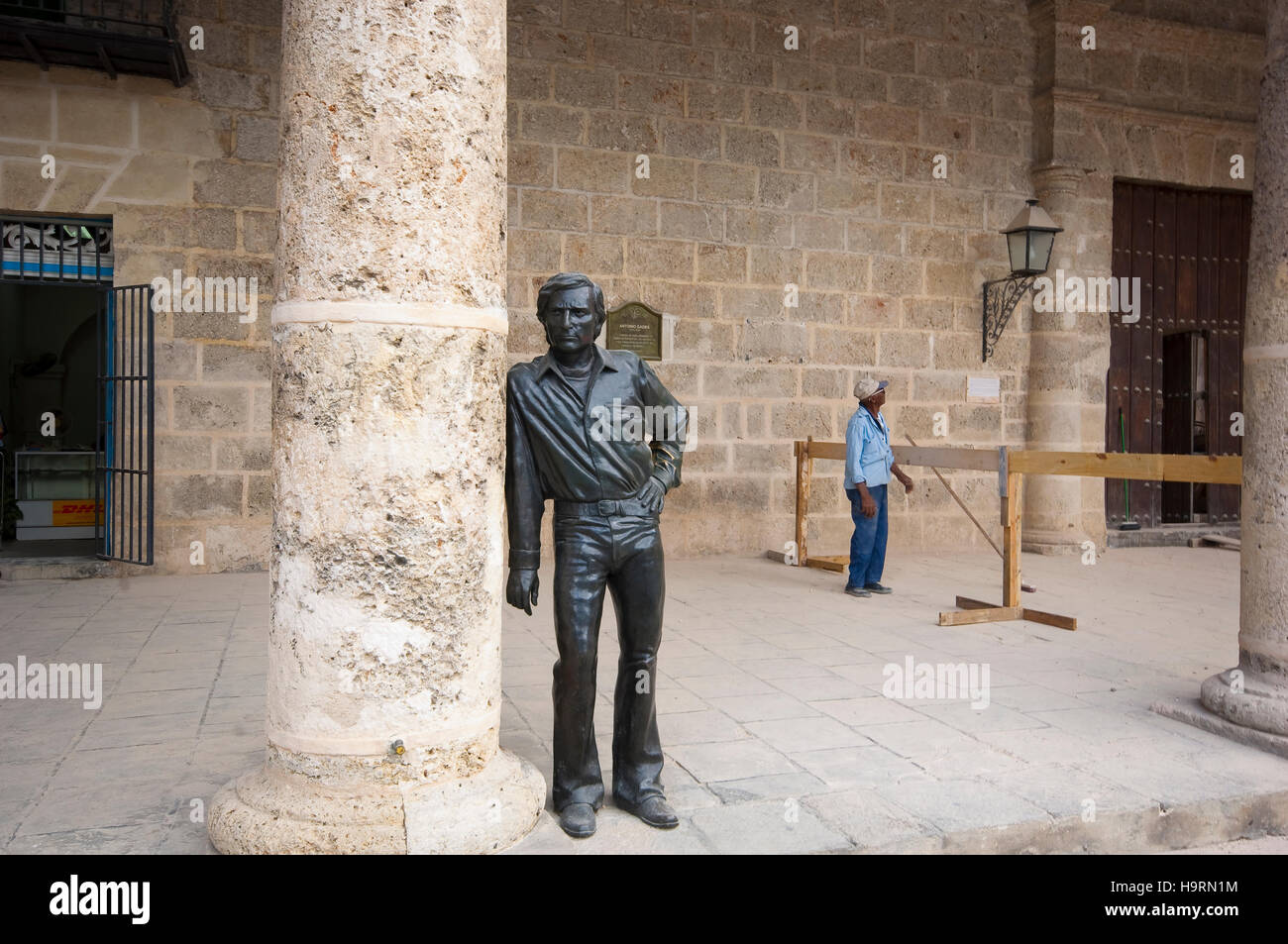 Die Form des späten spanischen Tänzer und Choreographen Antonio Gades hat durch eine Statue an den Türen des Palacio de Lombillo, eines der Gebäude auf der Plaza De La Catedral in Alt-Havanna (Kuba) verewigt. Die lebensgroße Bronzestatue von Gades ist durch die Skulptur José Villa Soberón, aus Santiago De Cuba. Die Statue zeigt an die Säulen des Palastes, Gades gelehnt, hand auf der Hüfte und mit Blick auf die Plaza De La Catedral, eines Tänzers beliebtesten Orten in der kubanischen Hauptstadt. Antonio Gades starb Krebs am 20. Juli 2004 in 67. Nach seiner letzten Wünsche wurden seine Asche tak Stockfoto