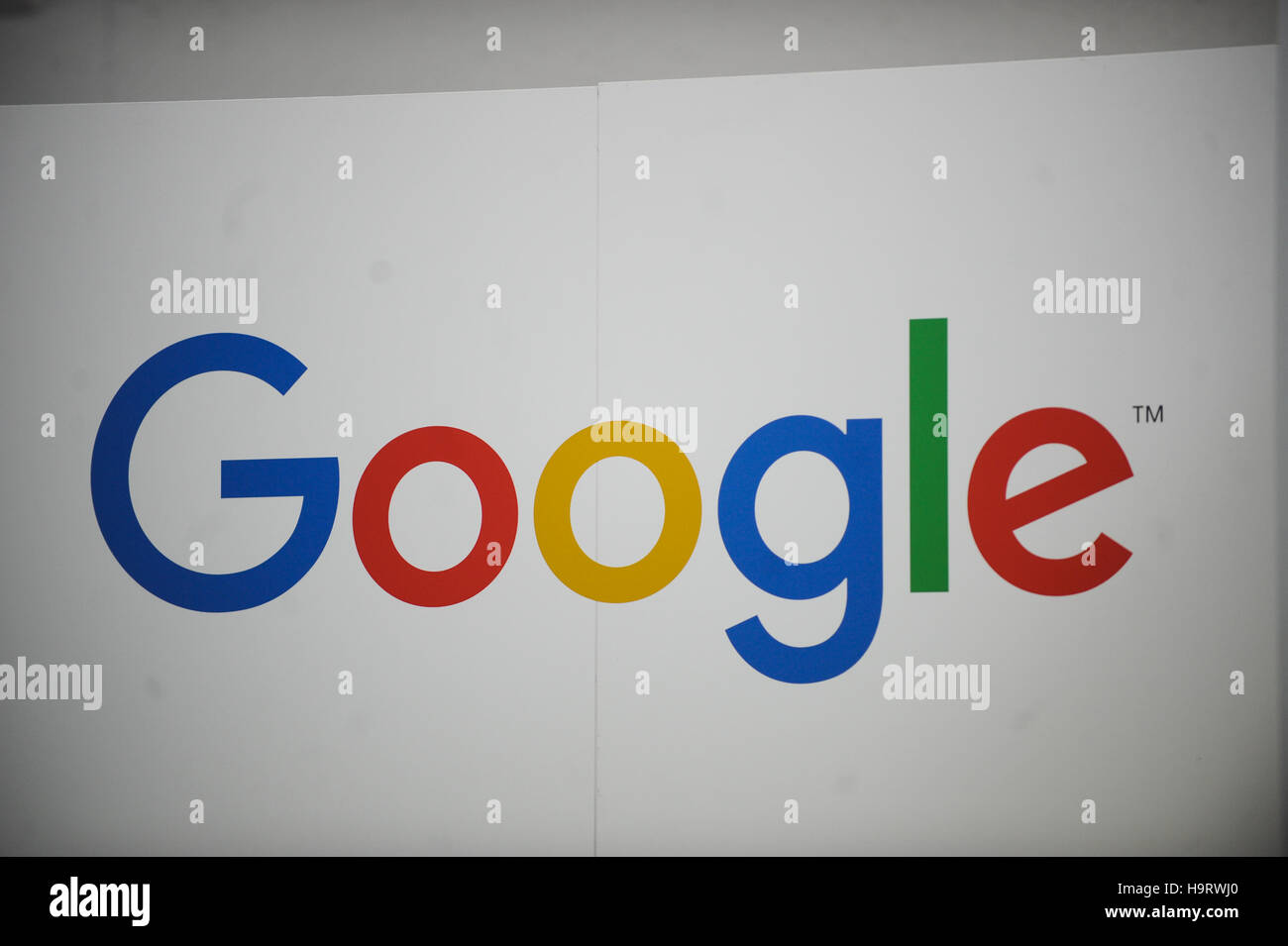 Ein Google-Zeichen in einer Wand. Stockfoto