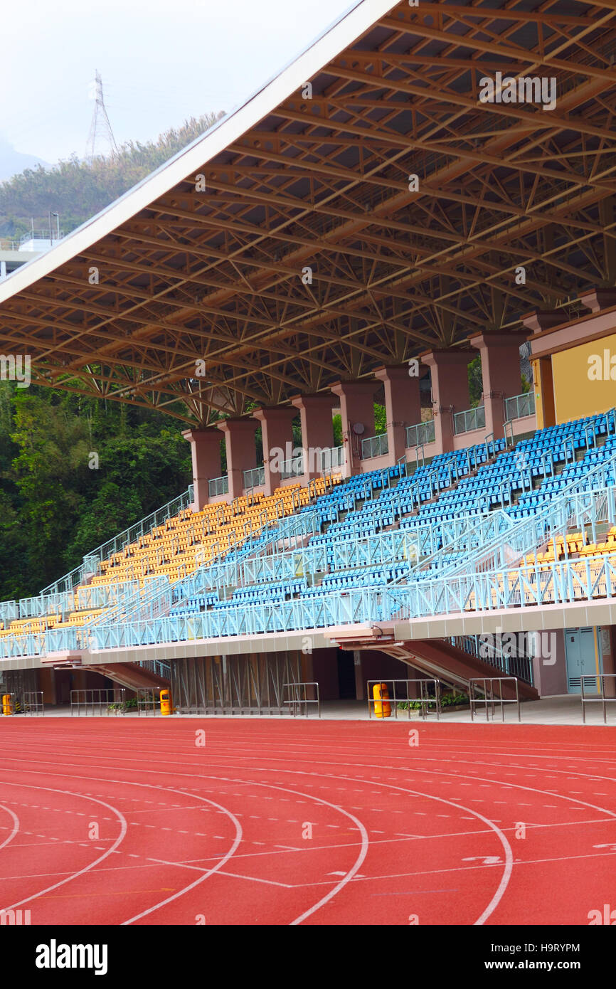 Plastikstühle im Stadion am Tag Stockfoto