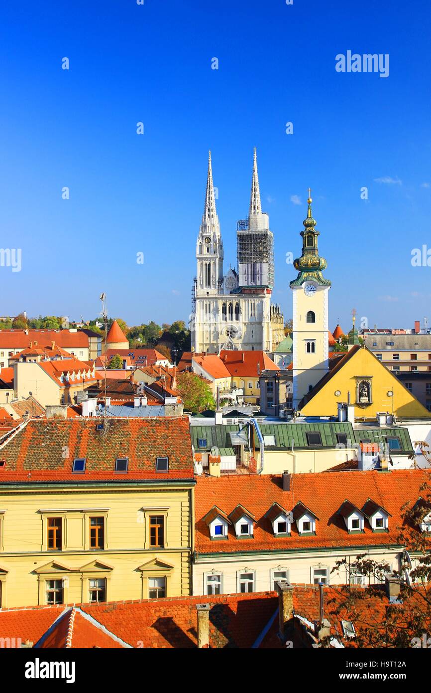 Zagreb Oberstadt in Kroatien. Blick auf die Kathedrale. Vertikale Zusammensetzung. Stockfoto