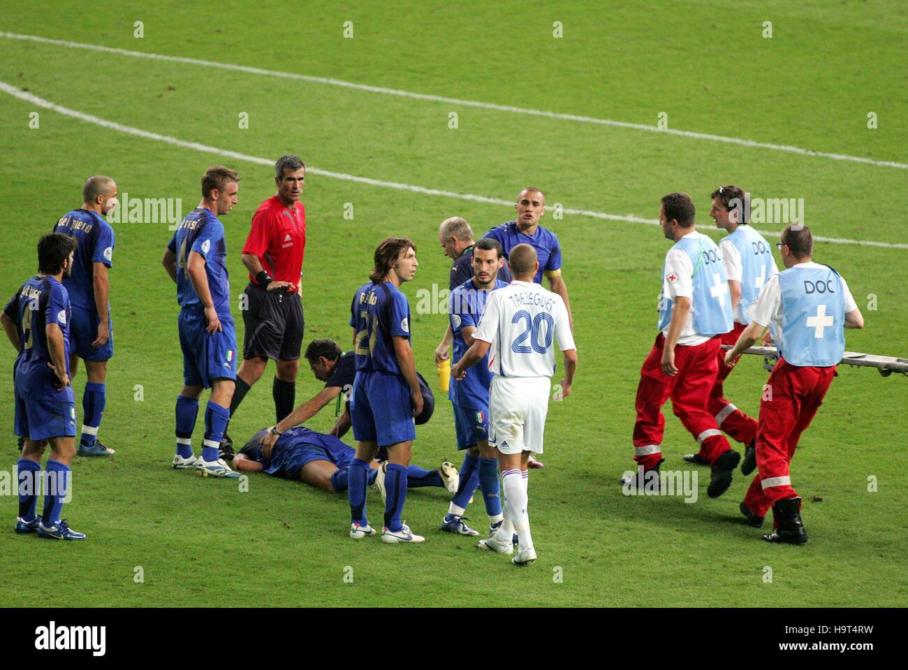 MARCO MATERAZZI legt Italien gegen Frankreich OLYMPIASTADION BERLIN Deutschland 9. Juli 2006 Stockfoto
