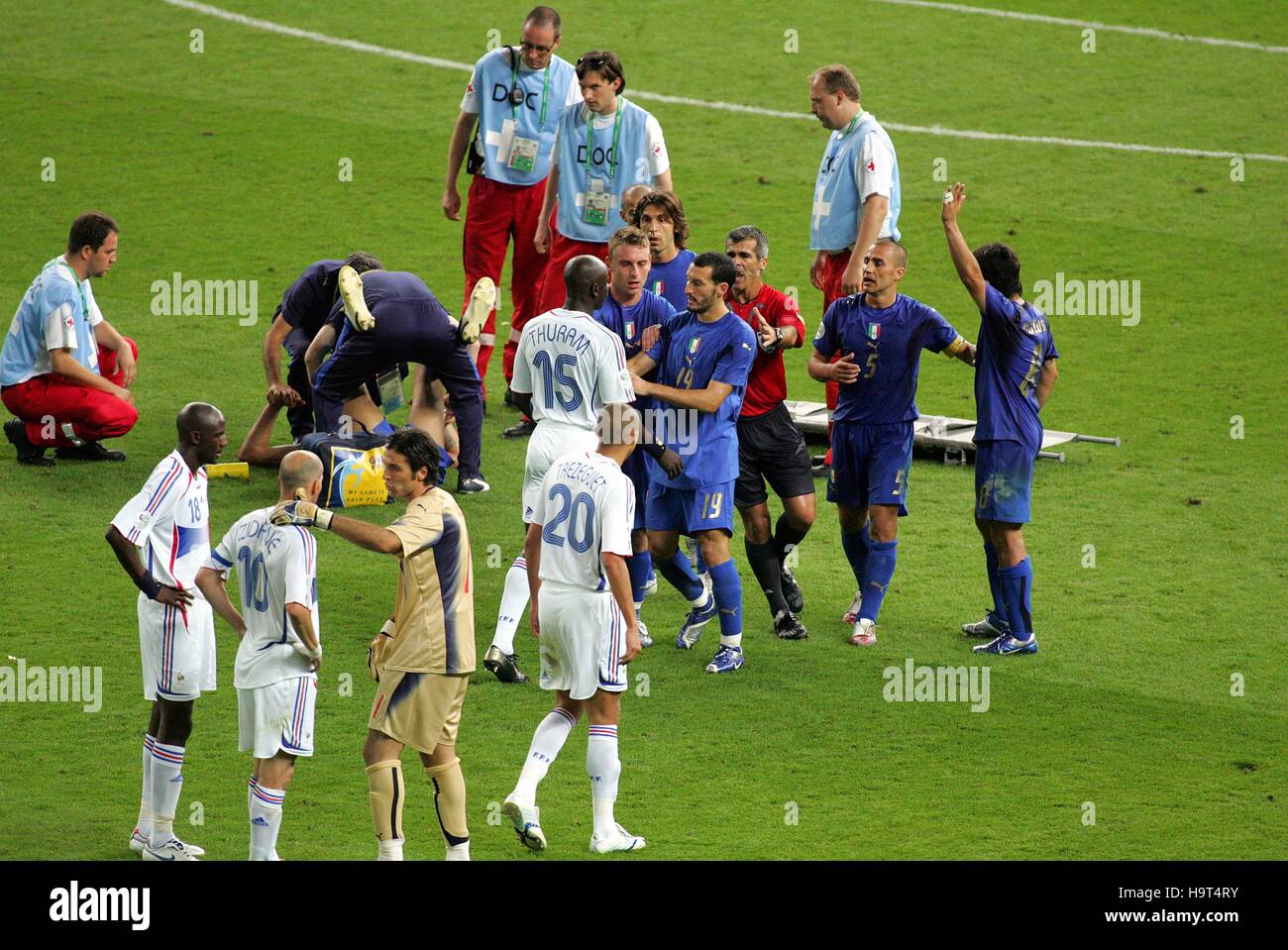 ZINEDINE ZIDANE blickt auf Italien gegen Frankreich OLYMPIASTADION BERLIN Deutschland 9. Juli 2006 Stockfoto