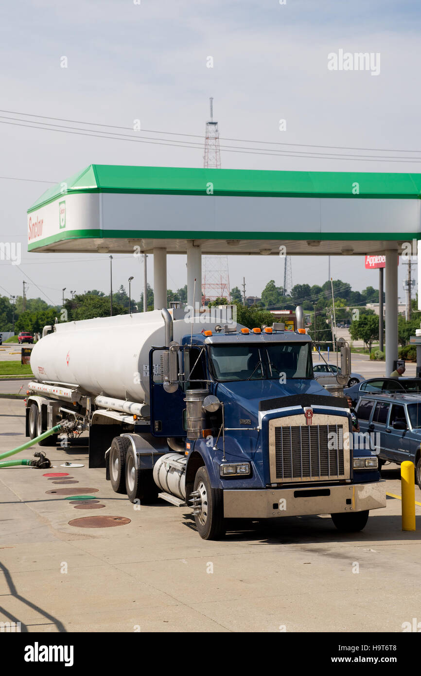 Kenworth LKW liefern eine Tankstelle an Frederick Avenue, St. Joseph, Buchanan County, Missouri, USA. Stockfoto