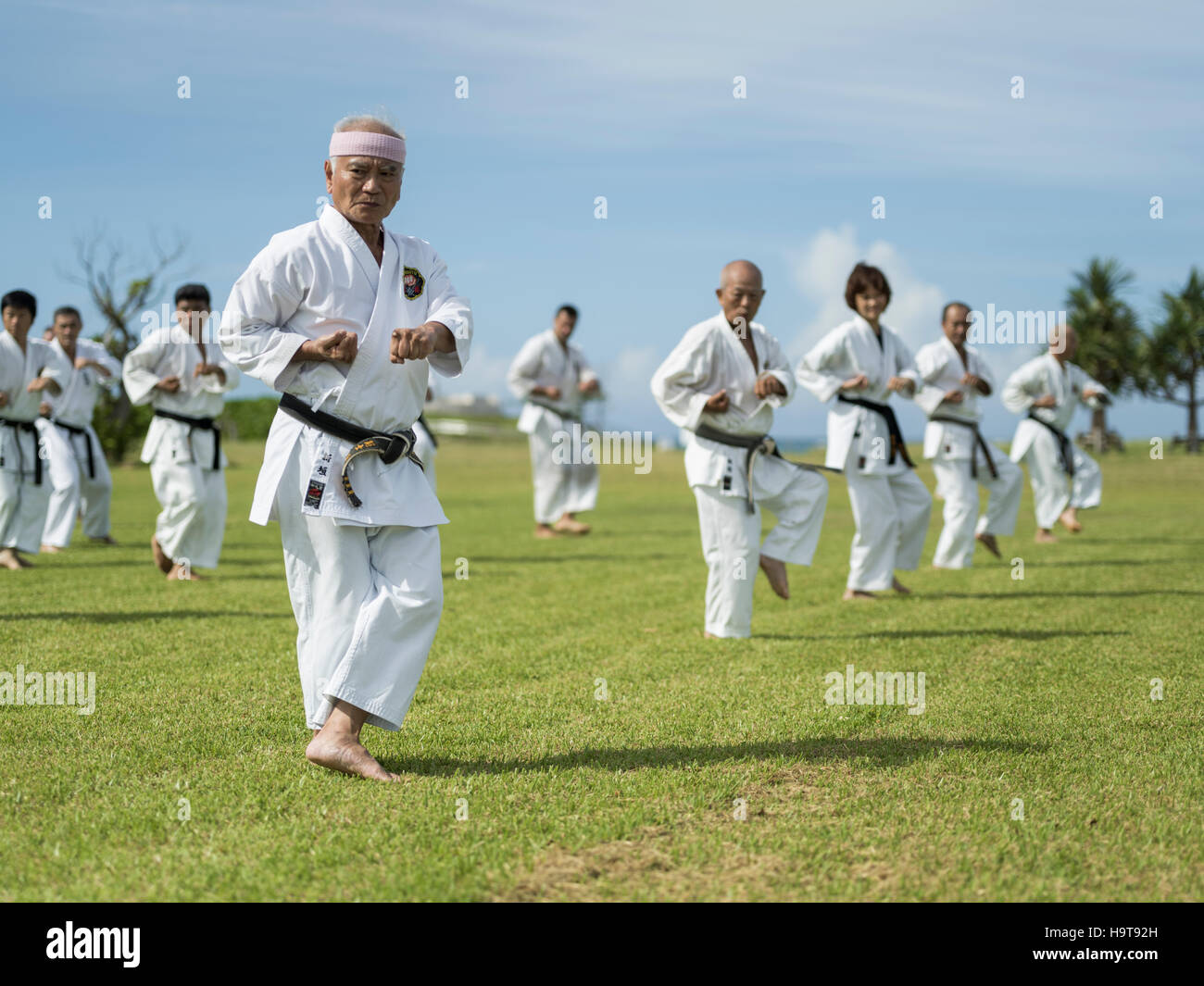 Satoko Fujii Karate Kata in Okinawa die Wiege des Karate im Rahmen des 100 Kata Karate Tag Veranstaltung 2016. Stockfoto