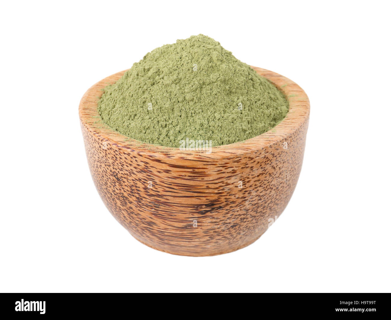 Indigo Indigofera Tinctoria Pulver in der Holzschale isoliert auf weiss
