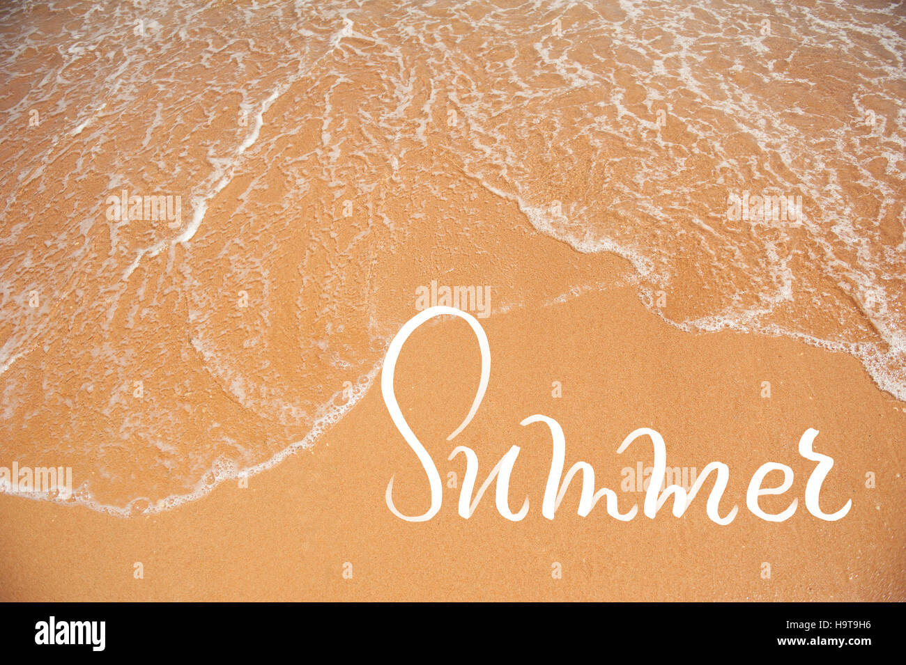Welle des Meeres auf den Sandstrand und das Wort Sommer. Kalligraphie-Schriftzug Stockfoto