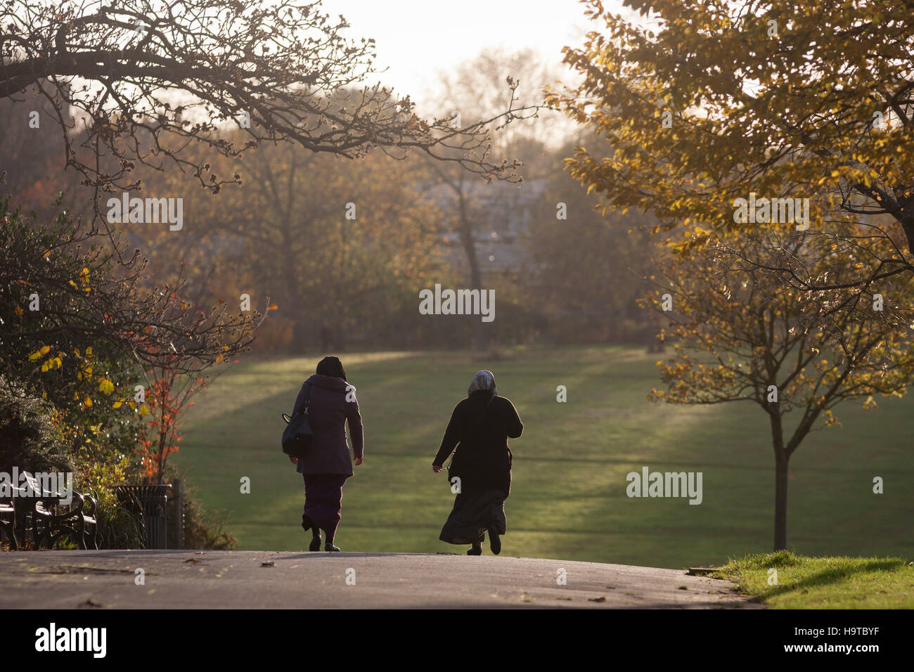 Zwei muslimische Frauen gehen durch Brockwell Park in Herne Hill, South London Lambeth SE24. Stockfoto