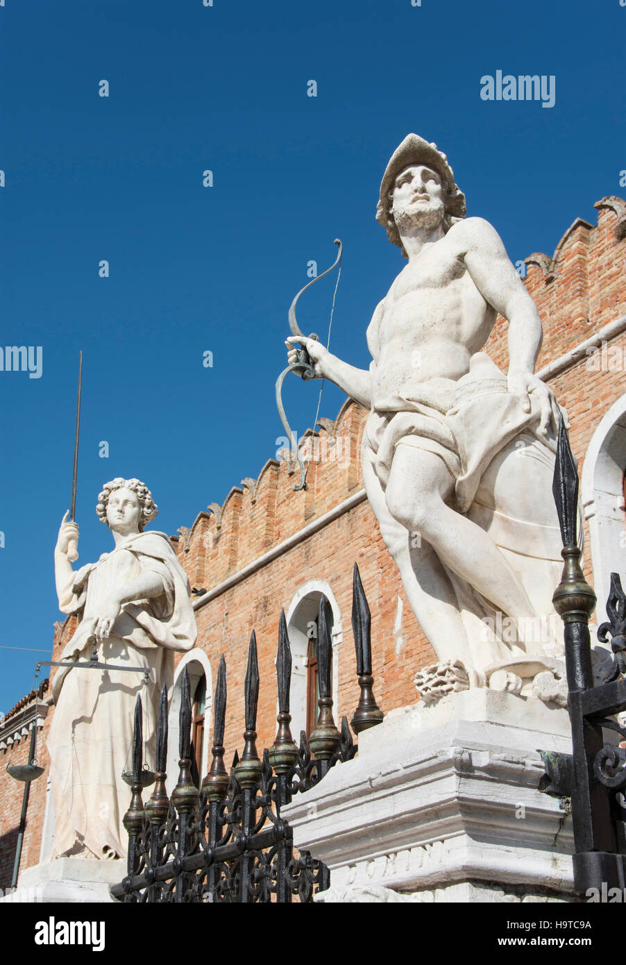 Venezianische Arsenal mythologische Statuen des Mars und des Rechts, am Ende des 17. Jahrhunderts Stockfoto