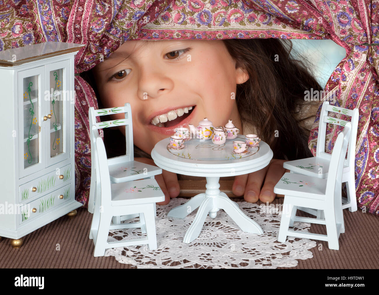 Alice im Wunderland Blick in ein Puppenhaus Stockfoto