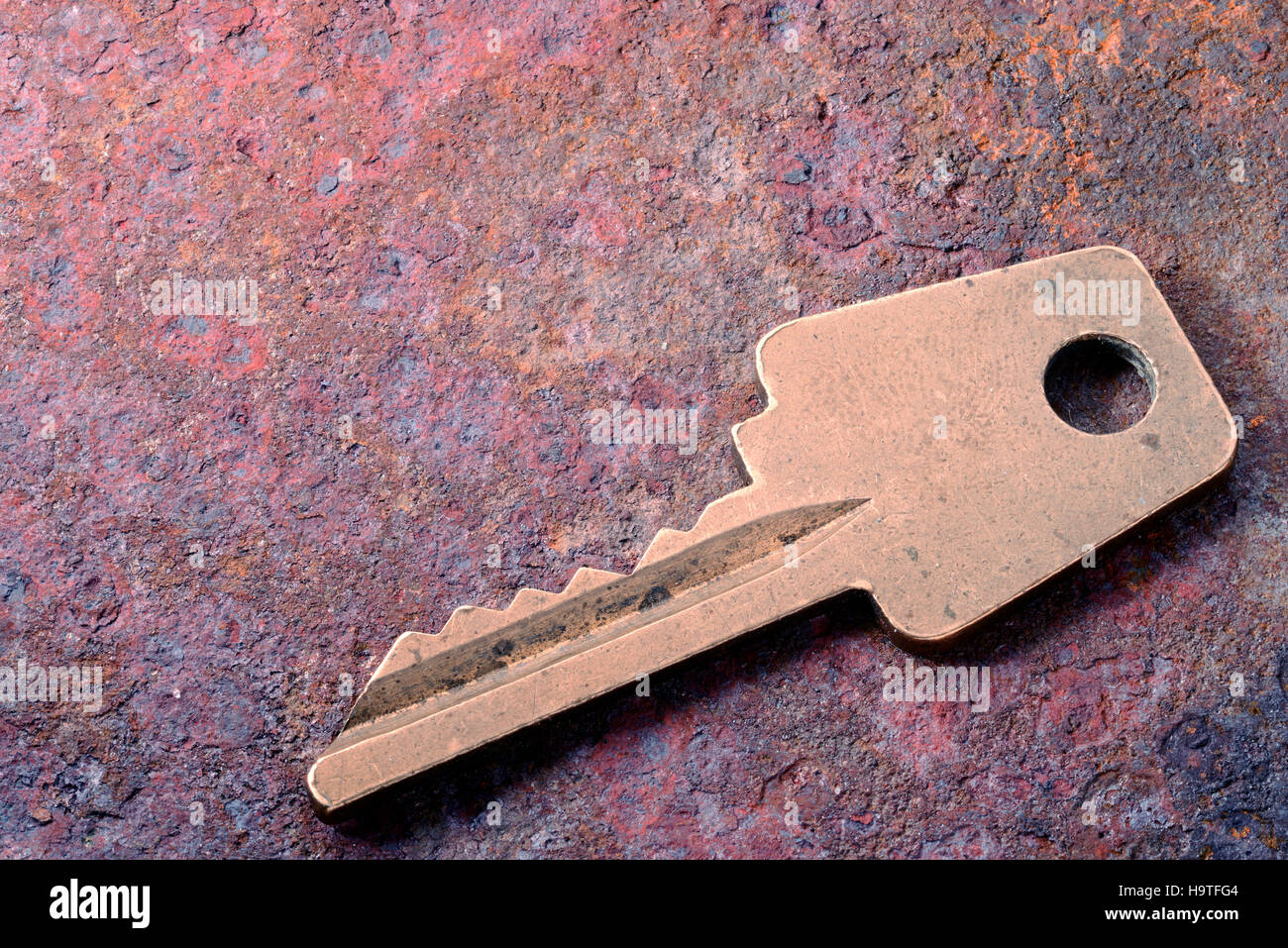 Vintage Türschlüssel auf alten rostigen metallischen Oberfläche Stockfoto