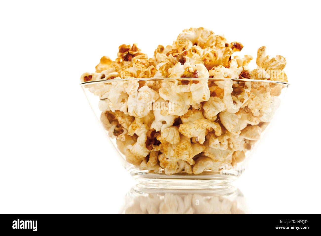 Popcorn in eine Glasschüssel Stockfoto