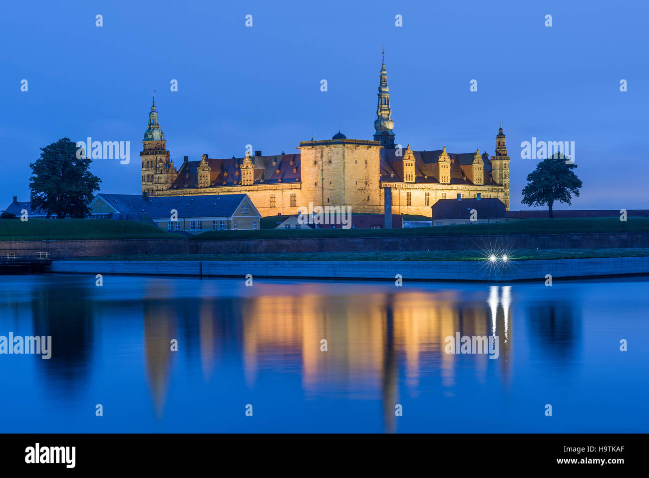 Schloss Kronborg und Festung in der Nacht in Helsingør, Dänemark Stockfoto