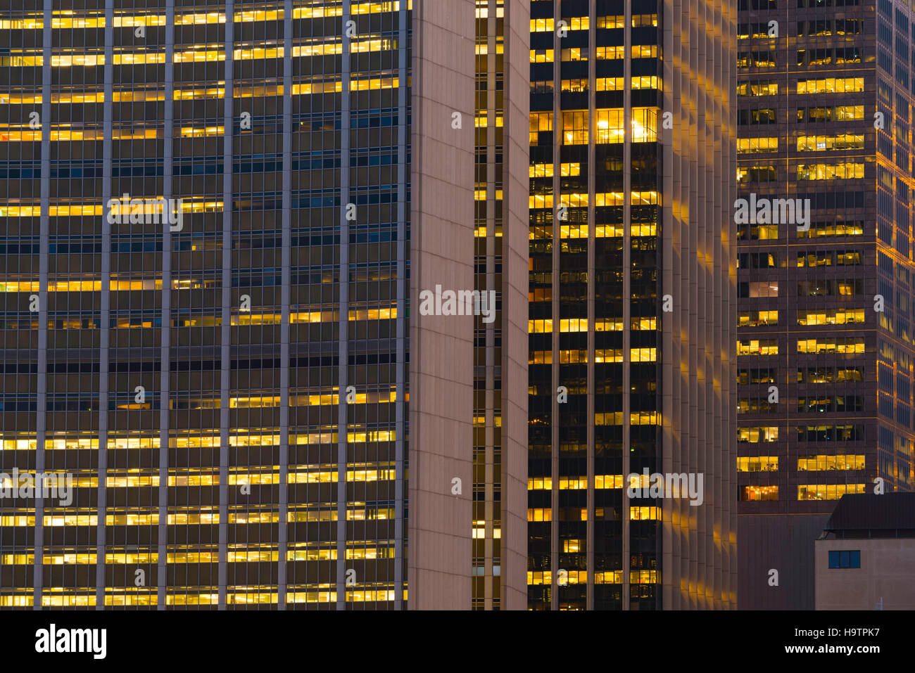 Die hellen Lichter von drei Bürotürmen nachts in Sydney Stockfoto