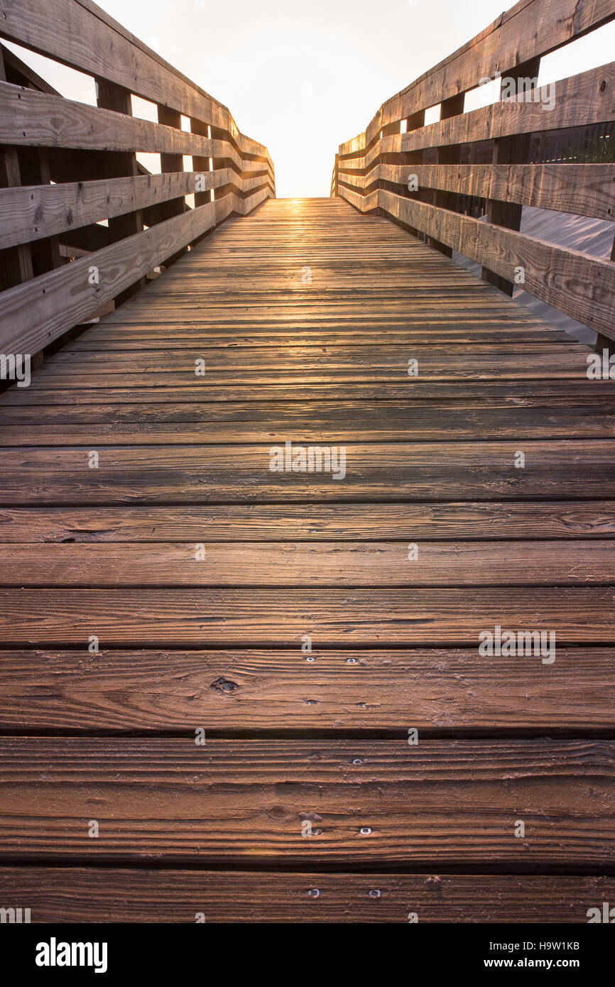 hölzerne Strand Gehweg gegenüber Sonnenlicht Stockfoto