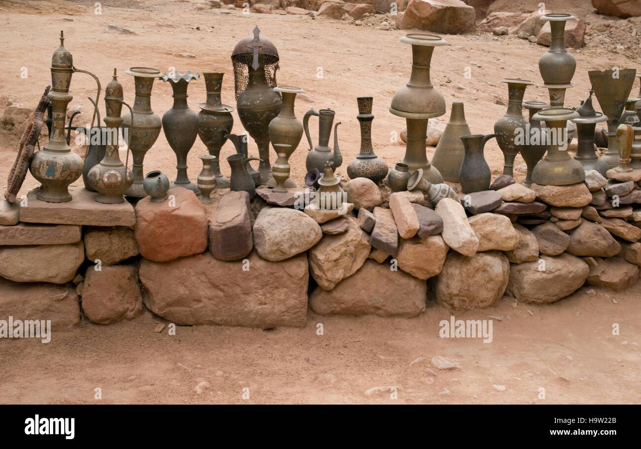 Alte Töpfe zum Verkauf als Souvenirs, Petra, Jordanien Stockfoto