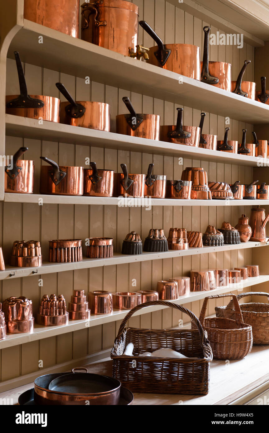 Bestandteil der Kupfer Batterie de Cuisine auf der Kommode Regale in der Küche im Attingham Park, Shropshire. Stockfoto